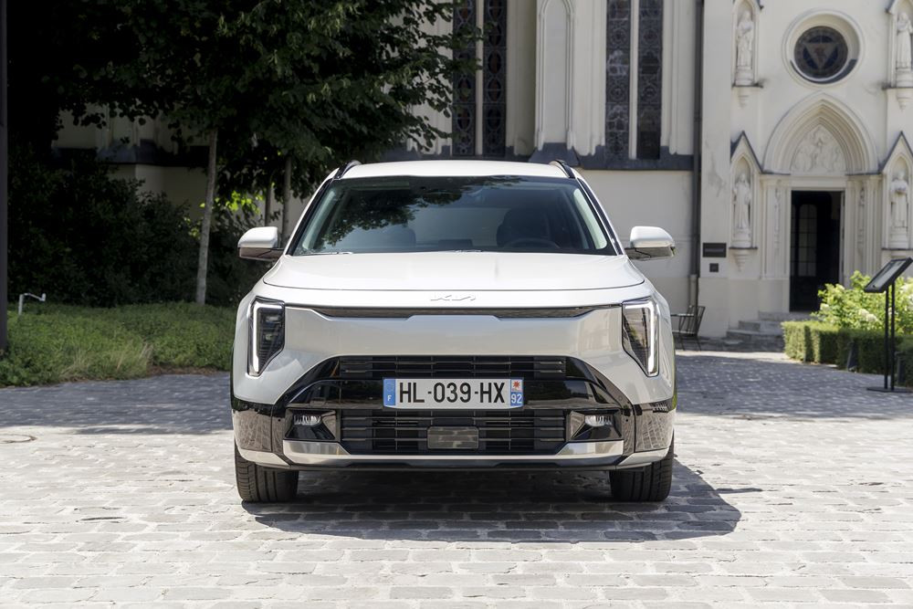 Le Kia Niro hybride restylé arbore une signature lumineuse verticale