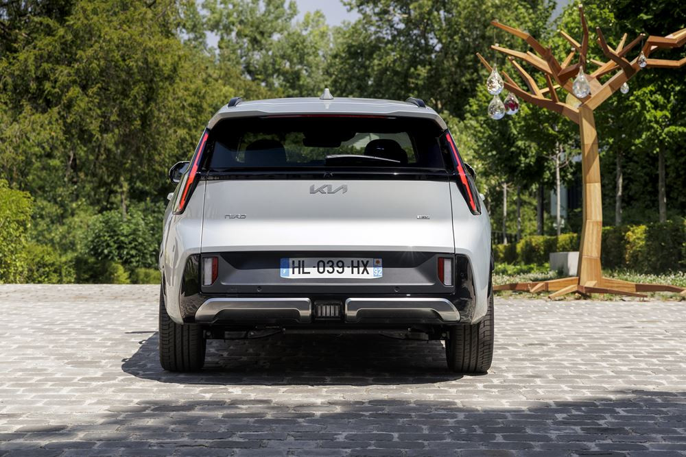 Le Kia Niro hybride restylé arbore une signature lumineuse verticale