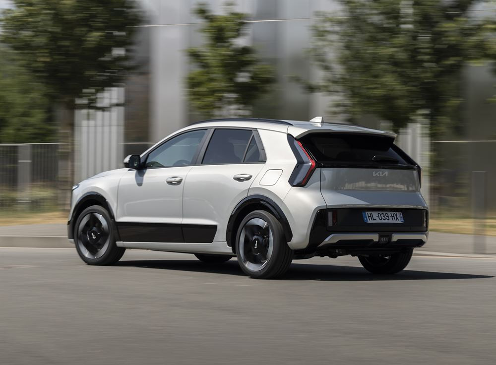 Le Kia Niro hybride restylé arbore une signature lumineuse verticale