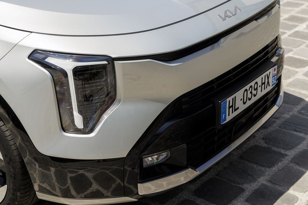 Le Kia Niro hybride restylé arbore une signature lumineuse verticale