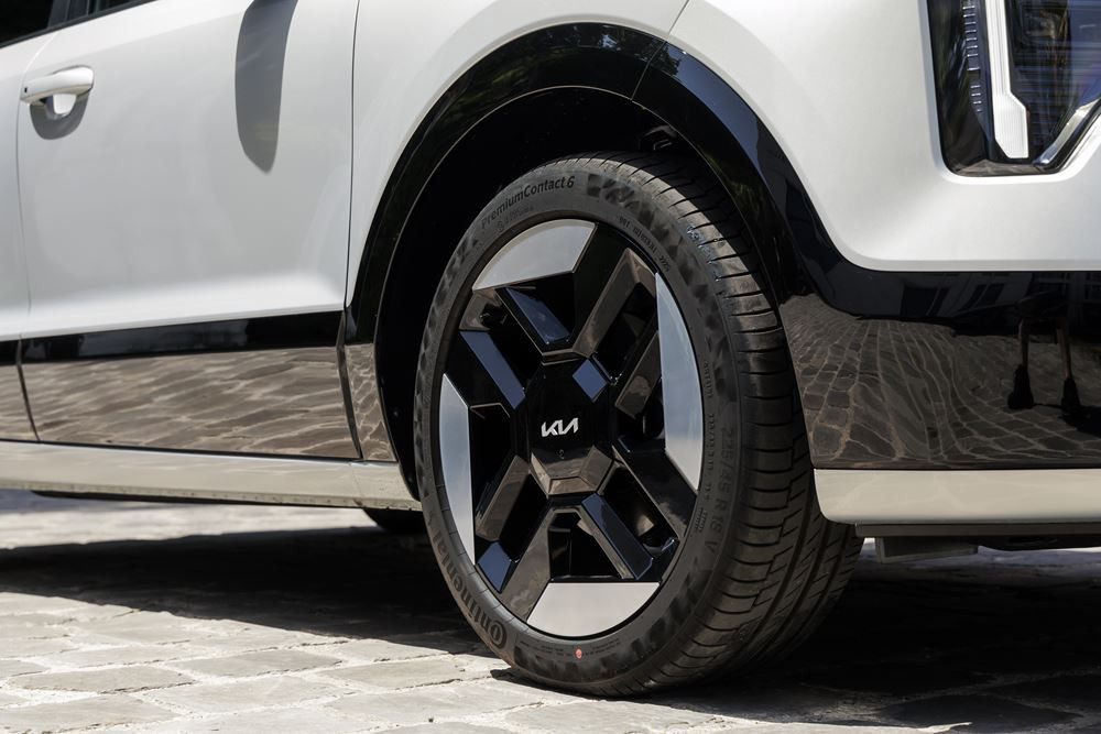 Le Kia Niro hybride restylé arbore une signature lumineuse verticale