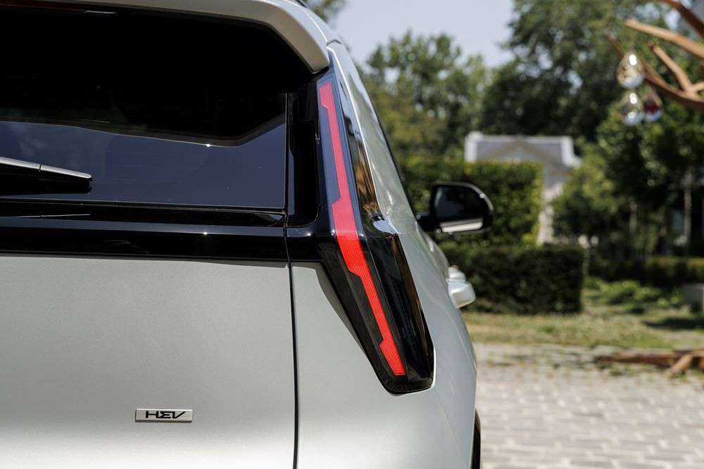 Le Kia Niro hybride restylé arbore une signature lumineuse verticale
