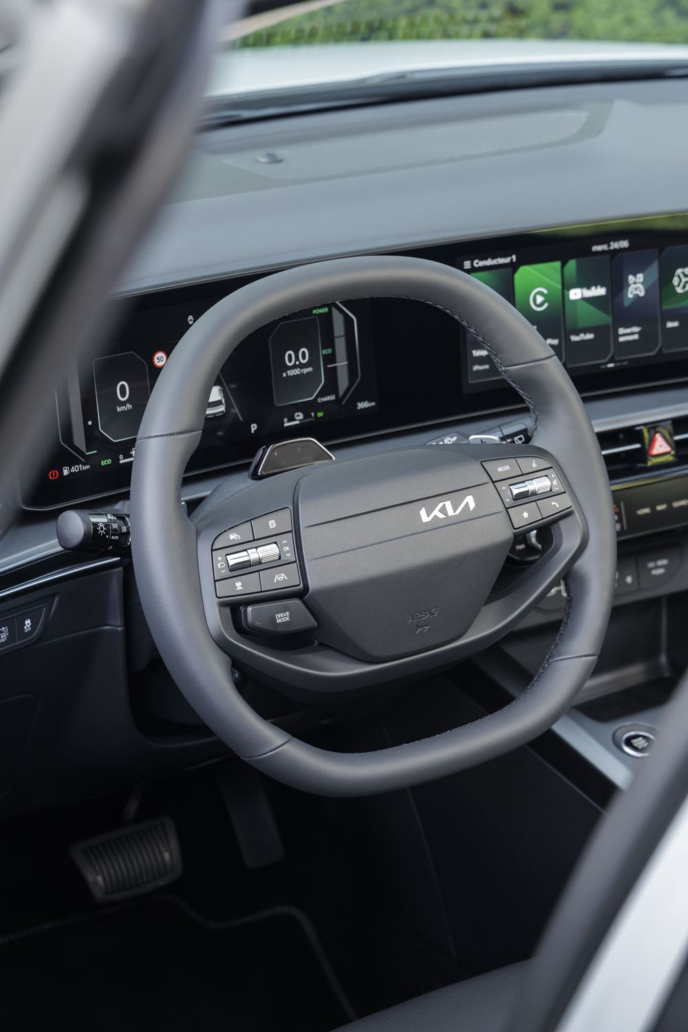 Le Kia Niro hybride restylé arbore une signature lumineuse verticale