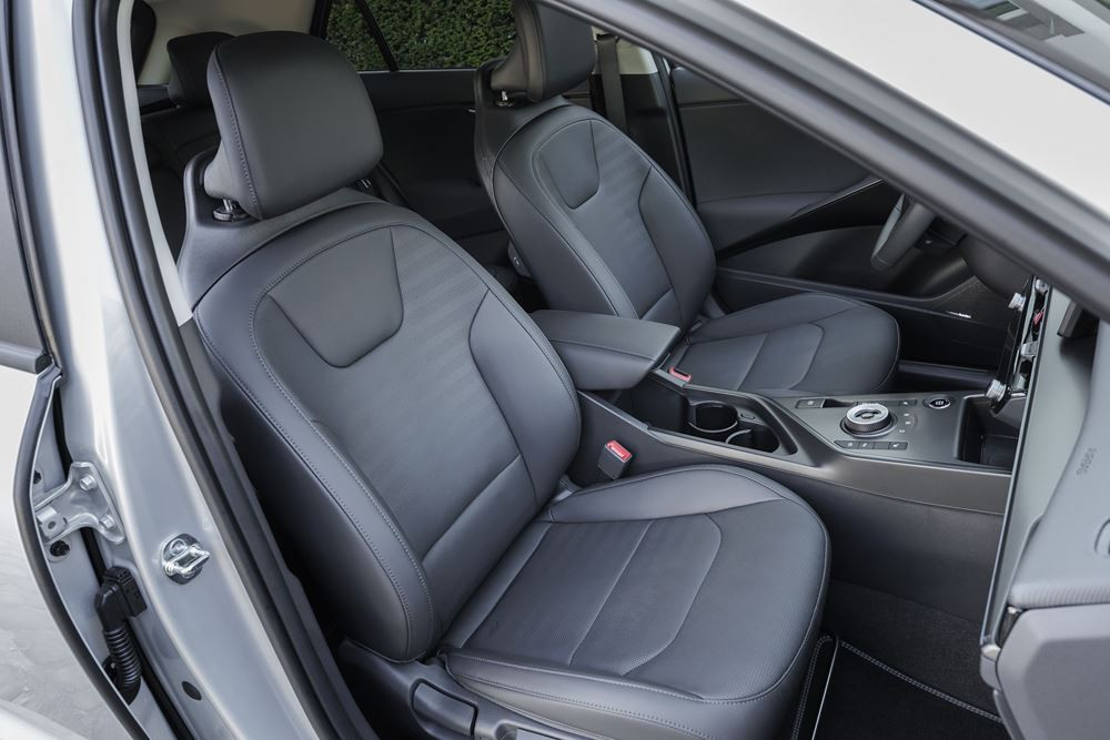 Le Kia Niro hybride restylé arbore une signature lumineuse verticale