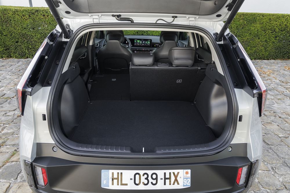 Le Kia Niro hybride restylé arbore une signature lumineuse verticale