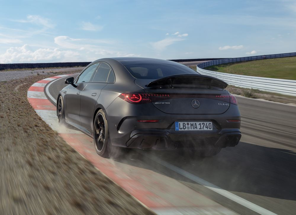 La Mercedes-AMG CLA 45 4Matic plus dotée de trois moteurs électriques à flux axial délivre une puissance de 680 ch