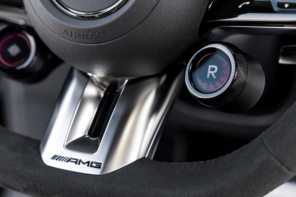 La Mercedes-AMG CLA 45 4Matic plus dotée de trois moteurs électriques à flux axial délivre une puissance de 680 ch