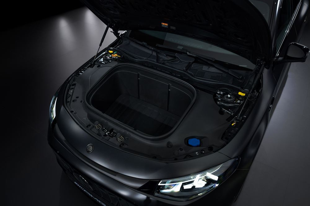 La Mercedes-AMG CLA 45 4Matic plus dotée de trois moteurs électriques à flux axial délivre une puissance de 680 ch