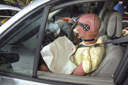 Découvrez en images un crash test entre 2 voitures