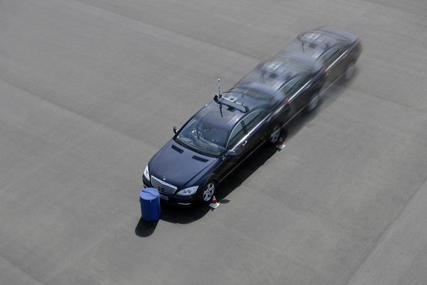 Mercedes remplace les pilotes essayeurs par des ordinateurs pour tester les dispositifs d'aide à la conduite