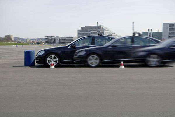 Mercedes remplace les pilotes essayeurs par des ordinateurs pour tester les dispositifs d'aide à la conduite