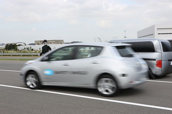 Nissan développe un système de braquage automatique d'urgence