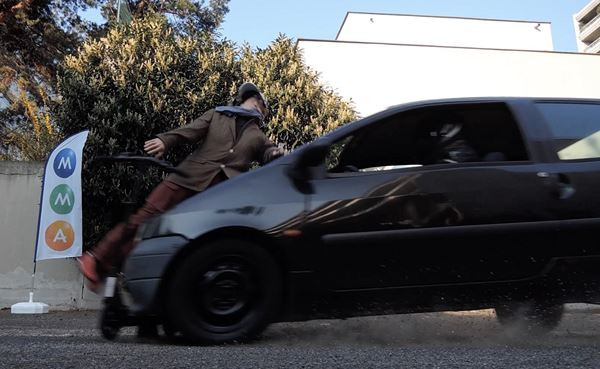 Un crash-test voiture contre trottinette qui témoigne des dangers
