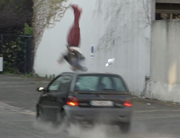 Un crash-test voiture contre trottinette qui témoigne des dangers