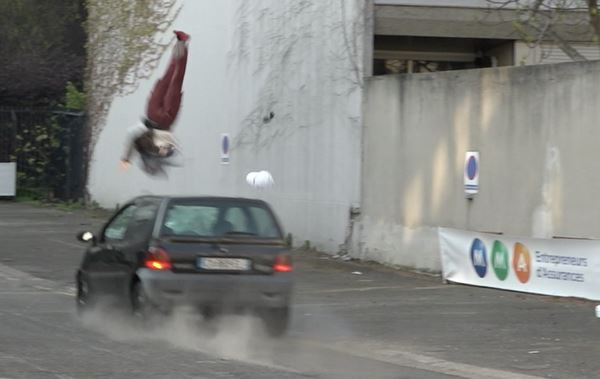 Un crash-test voiture contre trottinette qui témoigne des dangers