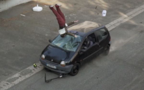 Un crash-test voiture contre trottinette qui témoigne des dangers