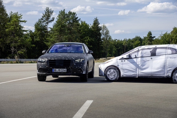 La fonction Pre-Safe Impulse latéral soulève la carrosserie avant un choc latéral