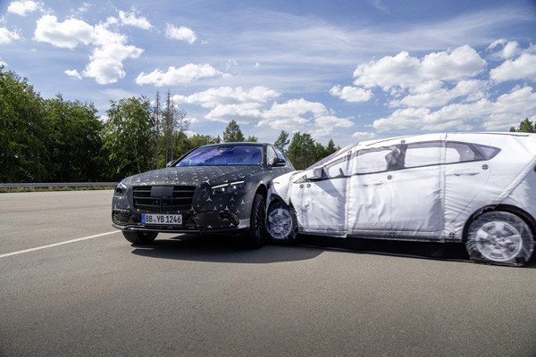 La fonction Pre-Safe Impulse latéral soulève la carrosserie avant un choc latéral