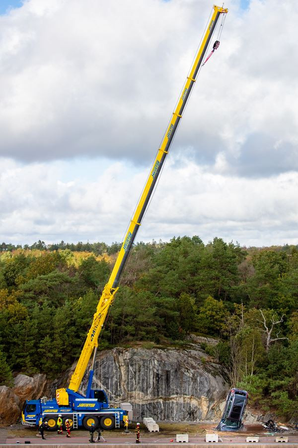 Volvo fait tomber des véhicules d'une hauteur de 30 mètres pour sauver des vies