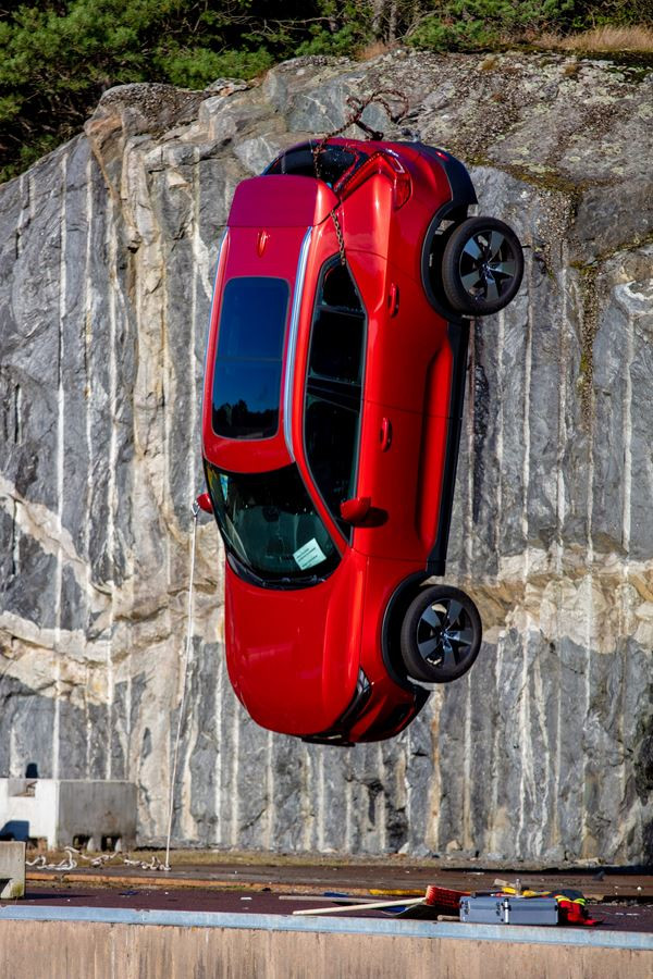 Volvo fait tomber des véhicules d'une hauteur de 30 mètres pour sauver des vies