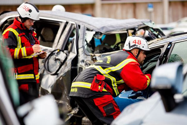 Volvo fait tomber des véhicules d'une hauteur de 30 mètres pour sauver des vies