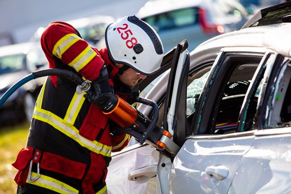 Volvo fait tomber des véhicules d'une hauteur de 30 mètres pour sauver des vies