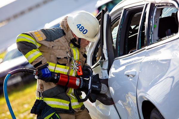 Volvo fait tomber des véhicules d'une hauteur de 30 mètres pour sauver des vies