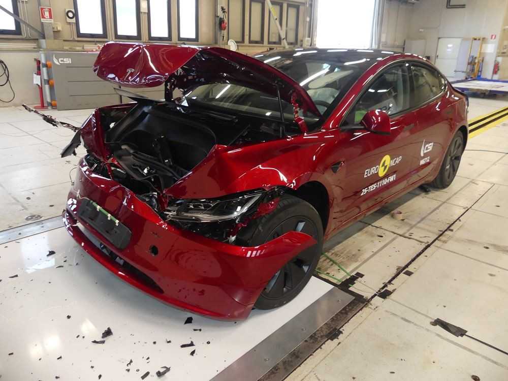 La berline électrique de taille intermédiaire Tesla Model 3 obtient cinq étoiles aux crash-tests Euro NCAP 2025