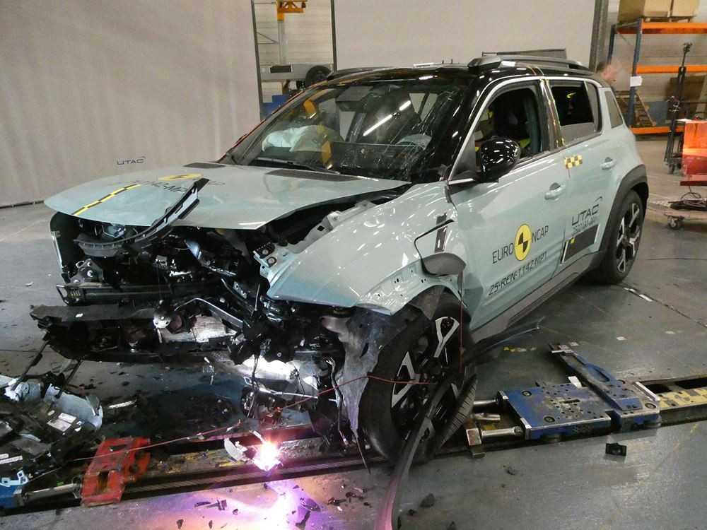 Le crossover électrique urbain Renault 4 E-Tech obtient quatre étoiles sur cinq possibles aux crash-tests Euro NCAP 2025