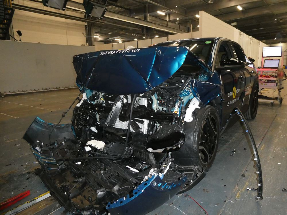 Le SUV compact électrique Peugeot e-3008 obtient quatre étoiles sur cinq possibles aux crash-tests Euro NCAP 2025