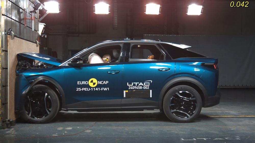 Le SUV électrique de taille intermédiaire Peugeot e-5008 obtient quatre étoiles sur cinq possibles aux crash-tests Euro NCAP 2025