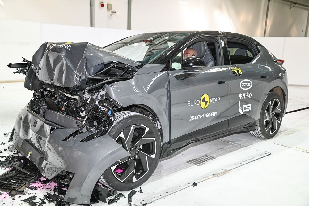 Le crossover coupé électrique Lynk & Co 02 obtient cinq étoiles aux crash-tests Euro NCAP 2025