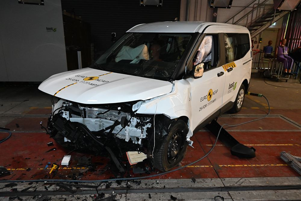 Le ludospace Ford Tourneo E-Courier obtient quatre étoiles sur cinq possibles aux crash-tests Euro NCAP 2025