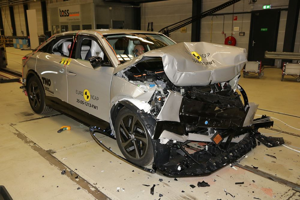 La grande berline électrique DS N°8 obtient quatre étoiles sur cinq possibles aux crash-tests Euro NCAP 2025