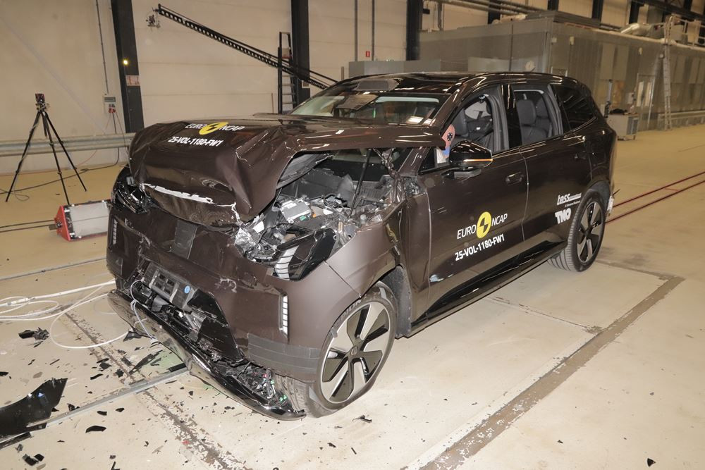 Le grand SUV électrique Volvo EX90 obtient cinq étoiles aux crash-tests Euro NCAP 2025