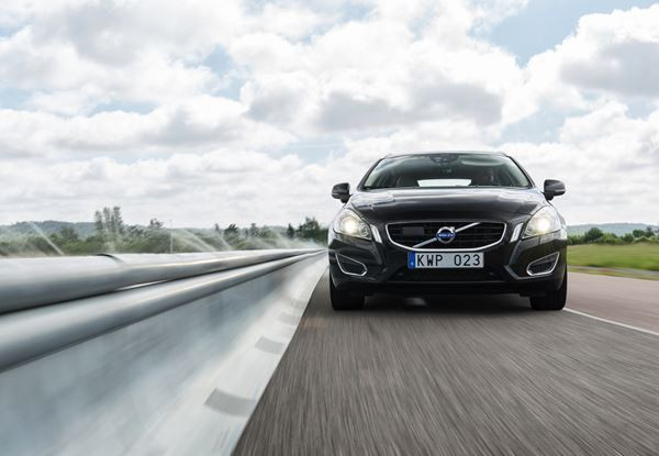 La détection des bords de route avec assistant directionnel Volvo évite les sorties de route