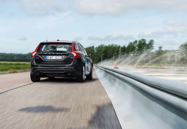 La détection des bords de route avec assistant directionnel Volvo évite les sorties de route