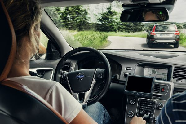 Le régulateur de vitesse adaptatif avec assistant directionnel Volvo contrôle la trajectoire