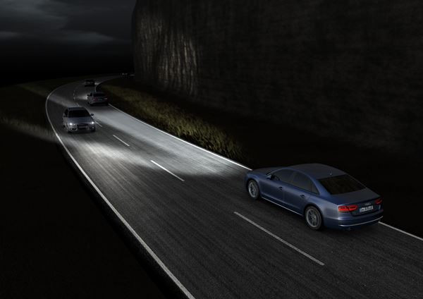 Les phares à LED à faisceau matriciel de l'Audi A8 produisent une lumière brillante