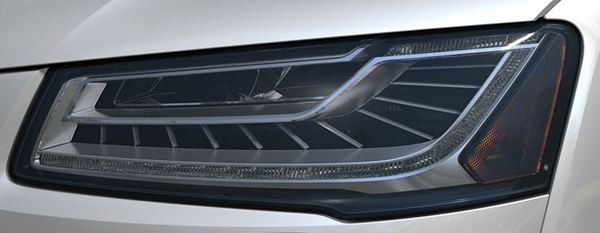 Les phares à LED à faisceau matriciel de l'Audi A8 produisent une lumière brillante