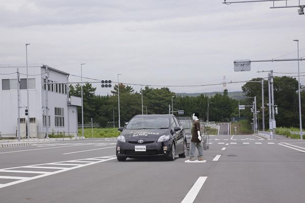 Le futur système Toyota de précollision PCS avec assistance directionnelle évite les piétons