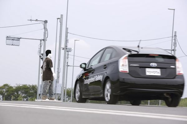 Le futur système Toyota de précollision PCS avec assistance directionnelle évite les piétons