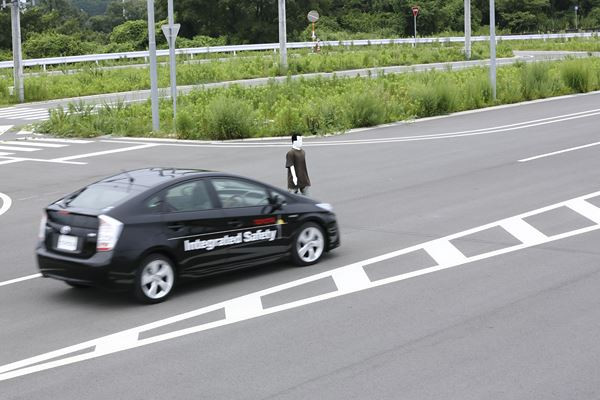 Le futur système Toyota de précollision PCS avec assistance directionnelle évite les piétons