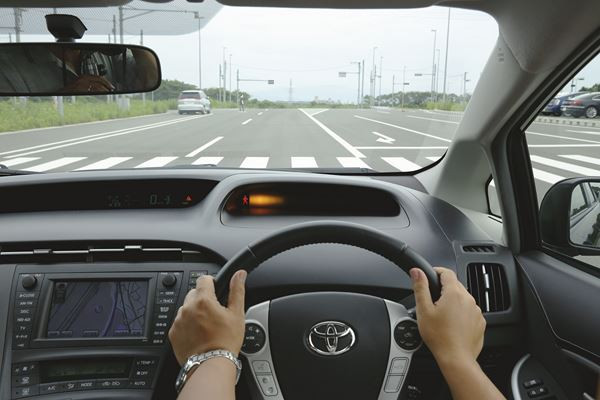 Le futur système Toyota de précollision PCS avec assistance directionnelle évite les piétons