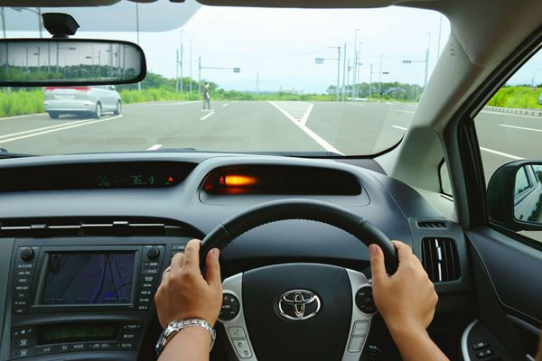Le futur système Toyota de précollision PCS avec assistance directionnelle évite les piétons