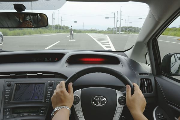 Le futur système Toyota de précollision PCS avec assistance directionnelle évite les piétons