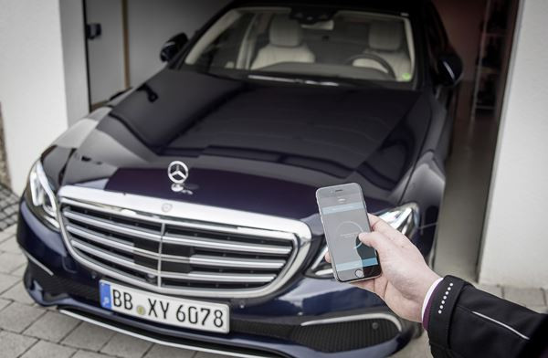 Le pilote de stationnement à distance permet de se garer via un smartphone