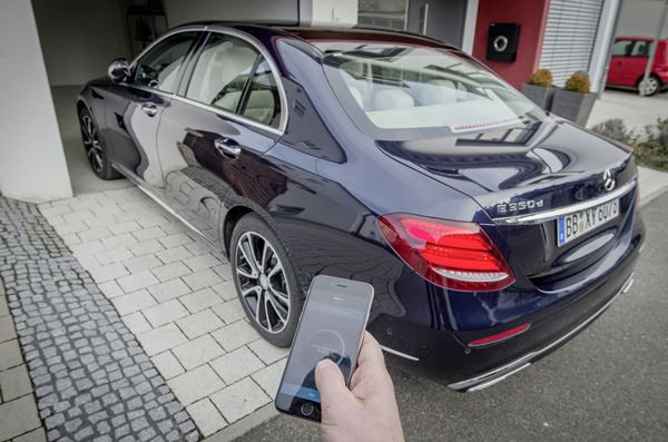 Le pilote de stationnement à distance permet de se garer via un smartphone
