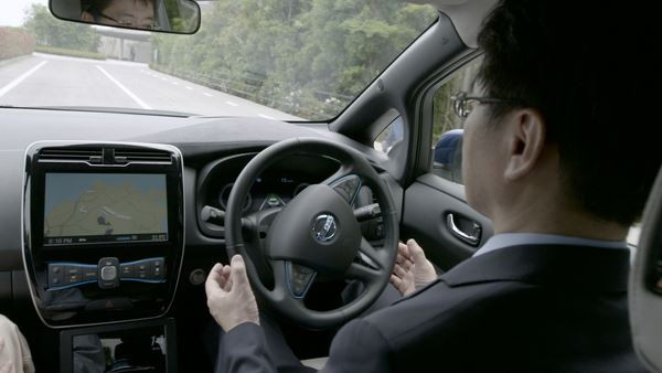 Le Nissan ProPilot circule dans sa file de façon autonome sur autoroute