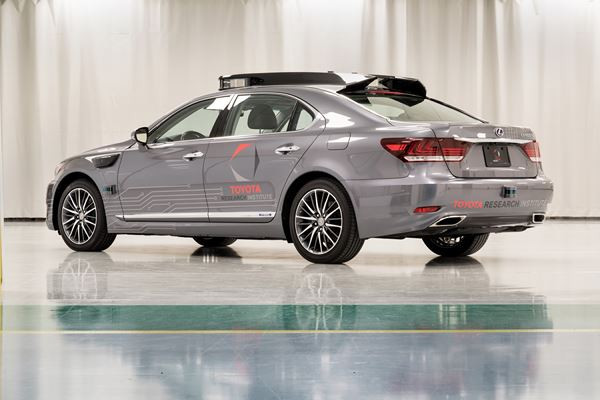 Le véhicule autonome expérimental Toyota embarque de multiples détecteurs